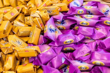 Bir sürü geleneksel Polonya tatlıları, aromalı şekerleme, dükkandaki renkli krowki yığını, yarı yumuşak sütlü şekerleme, aşırı yakın çekim yapan nesneler.