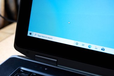 Microsoft Windows 10 OS logosu dizüstü bilgisayarın görev çubuğunda, arama çubuğunda, menüyü bilgisayar ekranında başlat, yakın plan görüntüleme, detay, hiç kimse. Taze kurulum, dosya araması