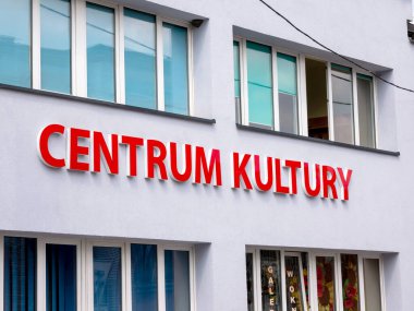 Jedlinsk, Polonya, Kültür Binası cephesi Dom Kultury, Centrum Kultury Kültür Kurumu, Kultury Kultury Kultury, Kulüp Binası dış mekanı, Toplum Merkezi İşaret Sembolü, yakın çekim