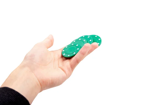 手に4緑のポーカーカジノのチップを持っている男 オブジェクトの閉鎖を示す 白に分離 手で開催されたゲームのチップをカット 離れて与える 賭け抽象的な概念を与える ギャンブルと勝利 レジャー — ストック写真