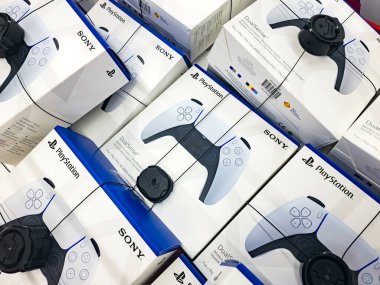 Bir sürü Sony Playstation 5 PS5 video oyun konsolu Çift Hisli kablosuz denetleyiciler, mağazada çoklu oyun pedleri paketlenmiş, nesne kapanışı, kimse