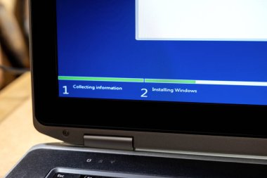 Microsoft Windows işletim sistemi kuruluyor, ilerleme çubuğu yükseliyor. Kazanan 10 OS konsepti yeniden yükleniyor, güncelleniyor, kimse yok. Basit işletim sistemi kurulumu