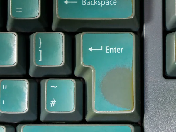 Simple Worn Faded Enter Key Old Computer Desktop Keyboard Top — Stock Photo, Image