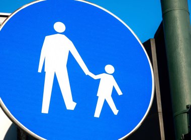 Yaya yolu tabelası, mavi trafik levhası, nesne detayı, yakın çekim, kimse yok. Polonya trafik levhası, yayalar için yol, patika, kaldırım tabelası, sembol, yayalar için alan basit kavram