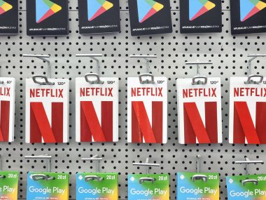 Bir sürü Netflix hediye kartı aylık abonelik servisi fişleri bir mağazada çoklu kontörlü aktivasyon kartları, nesne kapanışı, hiç kimse, ön ödemeli kartlar satışı