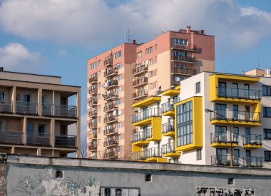 Eski ve yeni gayrimenkul, apartman blokları, farklı zamanlardan binalar, Doğu Avrupa, Avrupa yerleşim bölgesi, hiç kimse, hiç kimse. İnşaat, konut, apartman endüstrisi