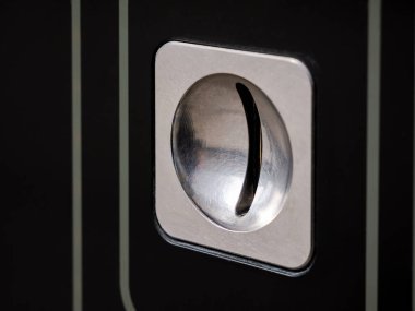 Basit madeni para yuvası, bozuk para giriş deliği detay nesnesi makro, aşırı yakın plan, kimse yok. Ödeme, para, soyut para birimi kavramı. İş ve finans, atari salonu, bilet makinesi