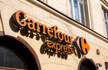 Krakow, Polonya, Carrefour Express marka turuncu logo açık hava, mağaza önü, mağaza zinciri dış görünüş, yakın plan, kimse