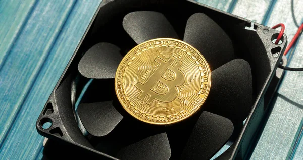 Bitcoin Criptomoneda Oro Moneda Símbolo Que Encuentra Parte Superior Ordenador — Foto de Stock