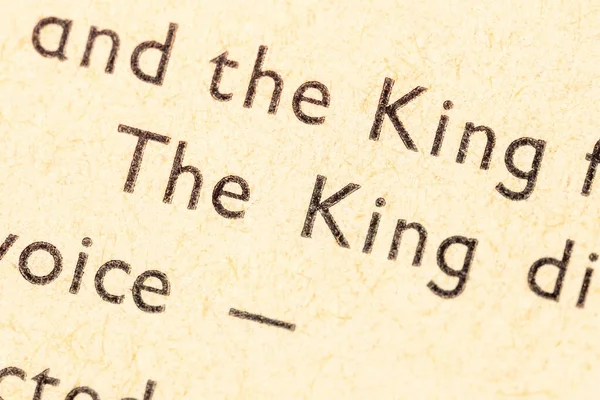 Király Nyomtatott Szó Szöveg Egy Régi Antik Könyvben Makró Extrém — Stock Fotó