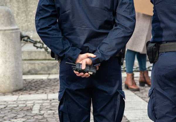 Polícia Anónimo Com Uniforme Azul Segurar Rádio Walkie Talkie Mãos — Fotografia de Stock