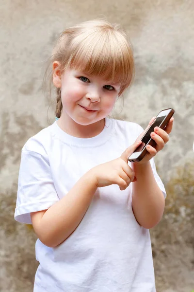 Одна Молода Дівчина Початкового Шкільного Віку Дитина Вказує Свій Мобільний — стокове фото