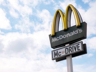 McDonald 's Mc Drive marka logo tabelası, işaret levhası yakın plan, bulutlu arka plan McDonalds şirketi restoran sembolü, McD amblemi, hiç kimse