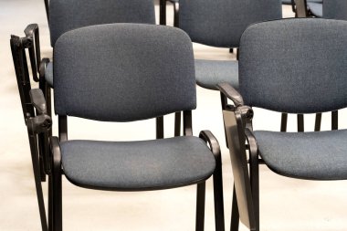 Konferans salonunda katlanabilir masaları olan boş sandalyeler, boş dersler, seminer odası, sınıf, işletme okulu, hiç kimse, boş koltuklar, üniversite soyut konsepti, iç mekan ayrıntısı, yakın çekim