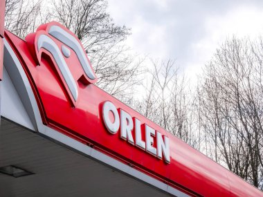 Orlen Polonyalı benzin istasyonu kumpanyası, açık hava markası, logo kapanış imzası, hiç kimse petrol rafinerisi, petrol perakendecisi, Avrupa petrol şirketi