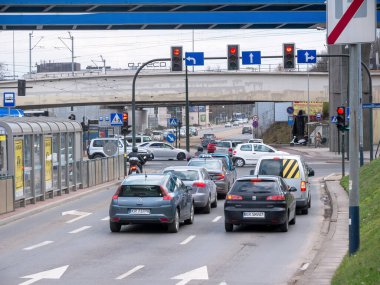 Krakow, Polonya, arabalar, kırmızı ışıkta bekleyen araçlar, yol kavşağı şehir manzarası, banliyö, şehir hayatı, ulaşım, ulaşım, günlük ulaşım kavramı