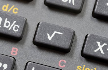 Kare kök matematik operasyon sembolü, bilimsel hesap makinesi düğmesindeki kare simge, anahtar nesne makro detayı aşırı yakın plan, hiç kimse. Matematiksel işlemler, matematik eğitimi soyut kavram