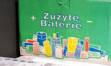 Kullanılmış piller için kutu, eski pilleri geri dönüşüm, güvenli imha konsepti, hiç kimse, nesne yakın çekim, detay. Lehçe metin çevirisi: Kullanılmış piller