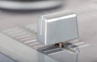 DJ denetleyici, ses mikseri çapraz fader detayı, makro, aşırı yakın çekim, sığ dof, hiç kimse. Ses, DJ 'lik, ses kaydı, canlı müzik performans ekipmanları, ses donanımı soyut konsepti