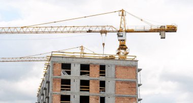 İnşaat alanı, genel bitmemiş konut binası ve vinç, inşaat halindeki apartman blokları, yeni modern gayrimenkul daireleri geliştirme, konut projesi konsepti, hiç kimse