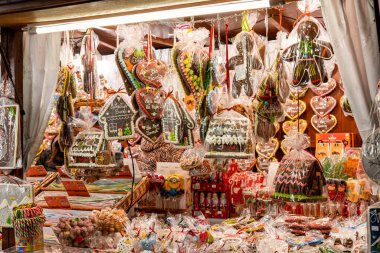 Krakow, Polonya, indirimde bir sürü tatlı, geleneksel festival tezgahı, dekoratif zencefilli çörek, satılan çeşitli şeker çeşitleri, nesneler grubu, yakın çekim