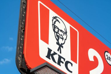 KFC reklam panosu, Kentucky Fried Chicken fast food restoranının amblemi, şirket logosu, yakın plan, kimse, açık hava çekimi, insan yok.