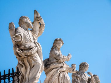 Krakow, Polonya, Aziz Peter ve Paul Kilisesi, Havari figürleri, taş heykeller, barok sanat eserleri, yakın plan, hiç kimse. Tarihsel dini sanat