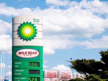 BP-plc İngiliz petrol ve gaz şirketi tabelası, marka logosu, benzin istasyonu amblemi nesnesi aşırı yakın çekim, detay, hiç kimse. Benzin istasyonu, iş yeri, endüstri