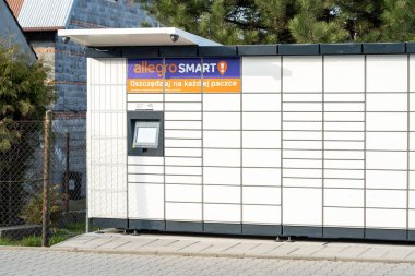 Posta şirketinin açık hava ambalajı otomatik posta kutusu kişisel posta paketi toplama noktası kapanış noktası, posta teslimatı konsepti, hiç kimse, hiç kimse