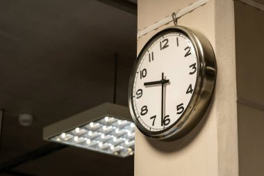 Fabrika binasında basit bir endüstriyel saat ya da duvarda kurumsal bir ofis. 9 'dan 5' e çalışma, giriş çıkış saati, zaman akışı, saatlik ücret soyut iş konsepti, sembol, hiç kimse, hiç kimse