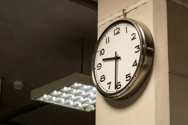Une Simple Horloge Industrielle Dans Hall Usine Bureau Entreprise Sur — Photo