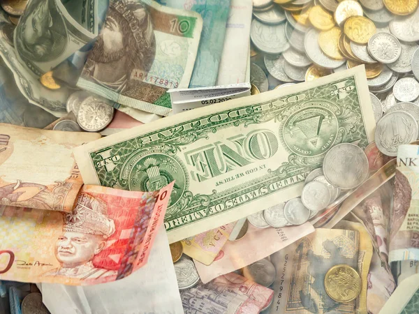 Een Amerikaans Dollarbiljet Tussen Vele Wereldvaluta Contant Geld Geld Wisselen — Stockfoto