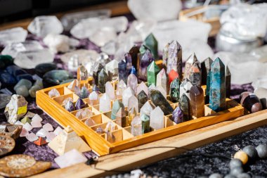 İndirimde olan bir sürü küçük renkli dekoratif kristal, detay grubu yakın çekim, bir sürü doğal renkli dekorasyon kristallerinin sığ dizisi, hiç kimse, hiç kimse