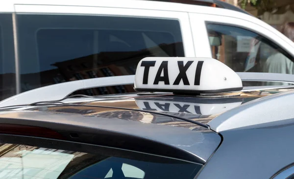 Táxi Tradicional Simples Táxi Carro Telhado Placa Superior Objeto Branco — Fotografia de Stock