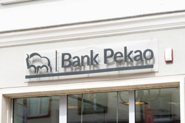 Pekao SA Bankası, Polska Kasa Opieki, Polonya Yardım Bankası logo tabelası, yakın plan, kimse yok. Bina girişi, marka logosu yakından, insan yok.