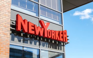 New Yorker Alman giyim perakendecisi şirket logosu bina tarafı, dış görünüş, detay. New Yorker Grup Hizmetleri Uluslararası logo sembolü, tabela
