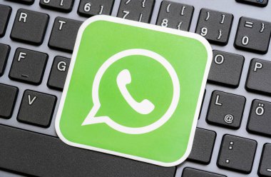 WhatsApp çevrimiçi iletişimci, yeşil logo sembolü mesajlaşması, kapatma ayrıntısı, modern bir bilgisayar klavyesinde duran kart, hiç kimse, hiç kimse İletişim, çevrimiçi iletiler