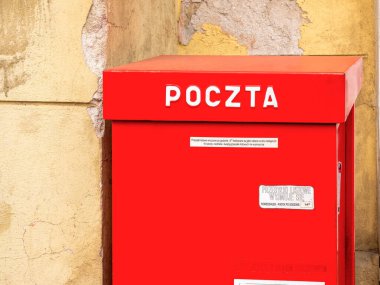 Poczta Polska, Polonya Posta, Posta İdaresi Postane Kırmızı Posta Kutusu. Geleneksel posta işleme büyük posta kutusu, posta servis konsepti