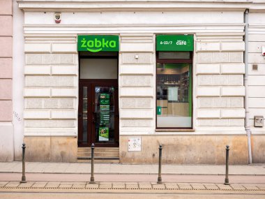 Krakow, Polonya, Zabka mağazası, Polonya mağazası, hiç kimse, hiç kimse. Ticaret, Polonya gıda perakende satış markası, şirket logosu, ön cephe inşaatı.