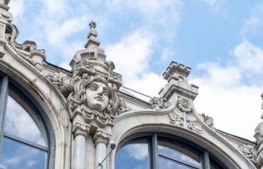 Eklektik Avrupa apartman dekorasyonu mimari detayı hiç kimse kafa, heykelle yüzleşmek klasik antika bina dış detaylar yakın, eski şehir binaları, eklektivizm, Avrupa, hiç kimse