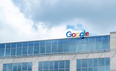 Wroclaw, Polonya, Google şirket ofisi dış logo sembolü ayrıntıları, yakın plan, hiç kimse, hiç kimse. Google işletme markası logosu, şehirdeki ofis