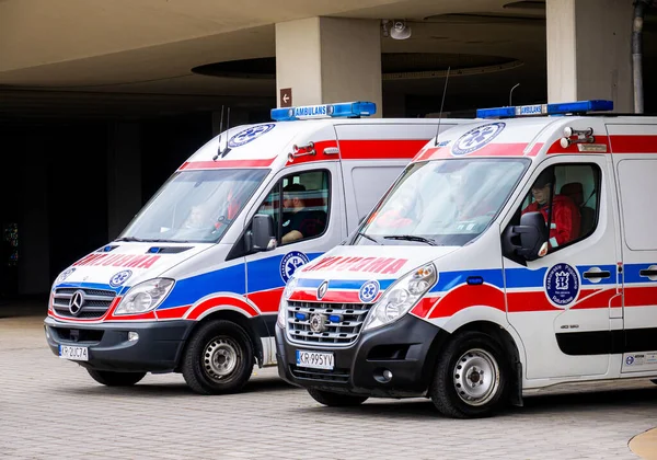 Cracovia Polonia Dos Ambulancias Polacas Vehículos Servicio Emergencia Estacionados Vista —  Fotos de Stock