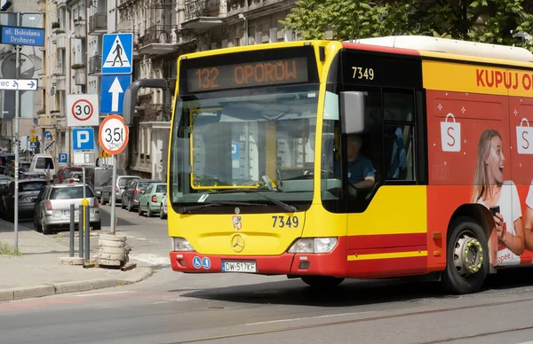 Wroclaw Polen Roter Gelber Bus Auf Der Straße Nahaufnahme Von — Stockfoto
