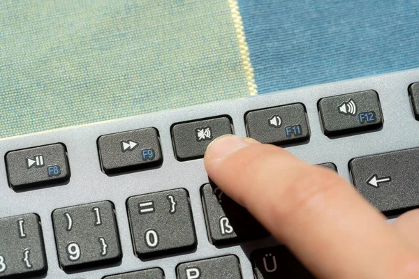 Анонимный Человек Нажимает Немую Кнопку Отключает Звук Современной Компьютерной Клавиатуре — стоковое фото