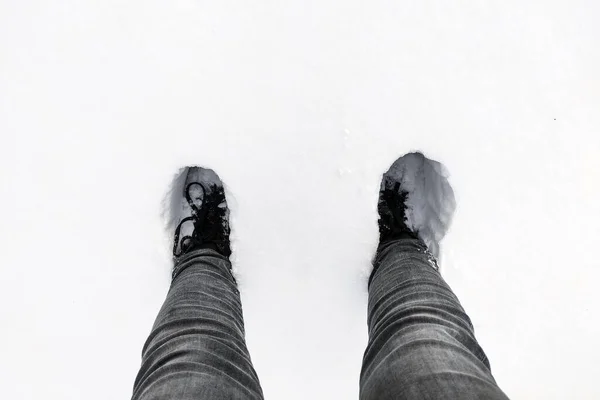 Estrada Branca Não Limpa Coberta Neve Com Pegadas Humanas Profundas — Fotografia de Stock