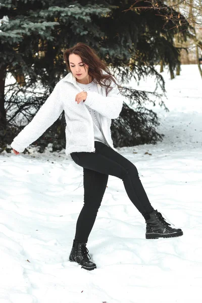 Menina Com Cabelo Escuro Posando Uma Floresta Nevada — Fotografia de Stock