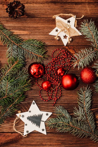 크리스마스 배경에는 전나무 굴착기와 장난감 — 스톡 사진