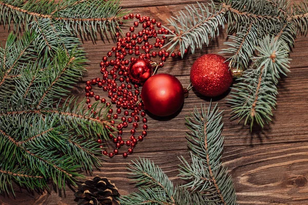 Weihnachten Hintergrund Mit Tannenzweig Und Rotem Spielzeug Auf Holzbrettern — Stockfoto