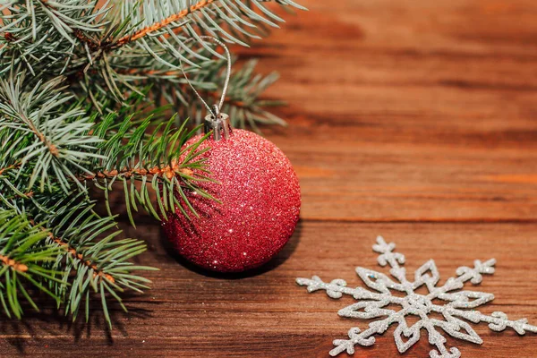 Fondo Navidad Con Ramita Abeto Juguetes Rojos Tablas Madera — Foto de Stock