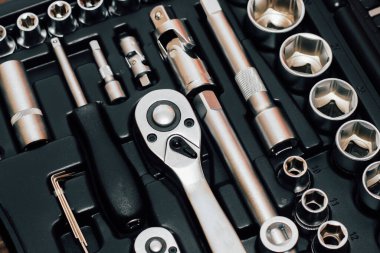 Bir sürücü için alet anahtarı ve fındık kutusunda.